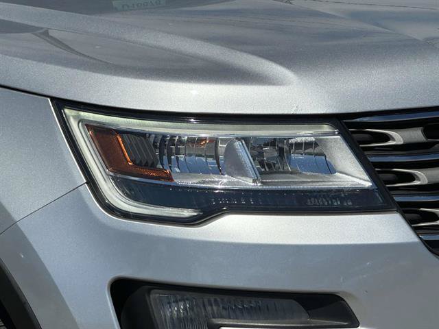 Used 2017 Ford Explorer XLT w/ Equipment Group 202A AWD/4WD image 28