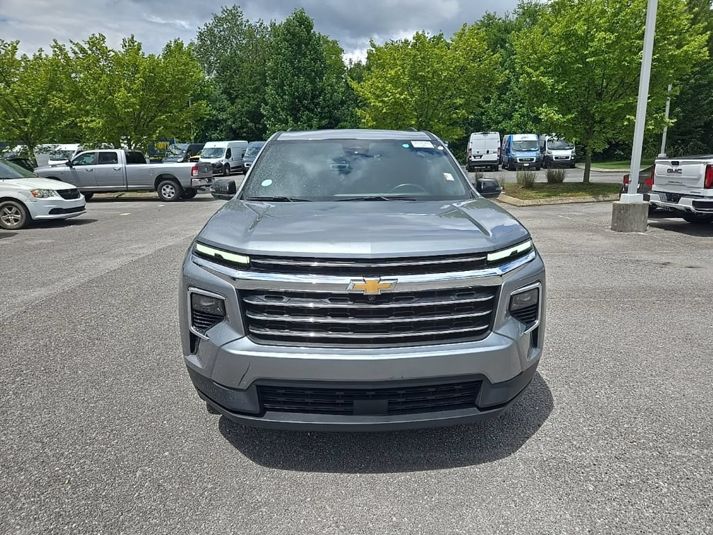 Used 2024 Chevrolet Traverse LT FWD image 2