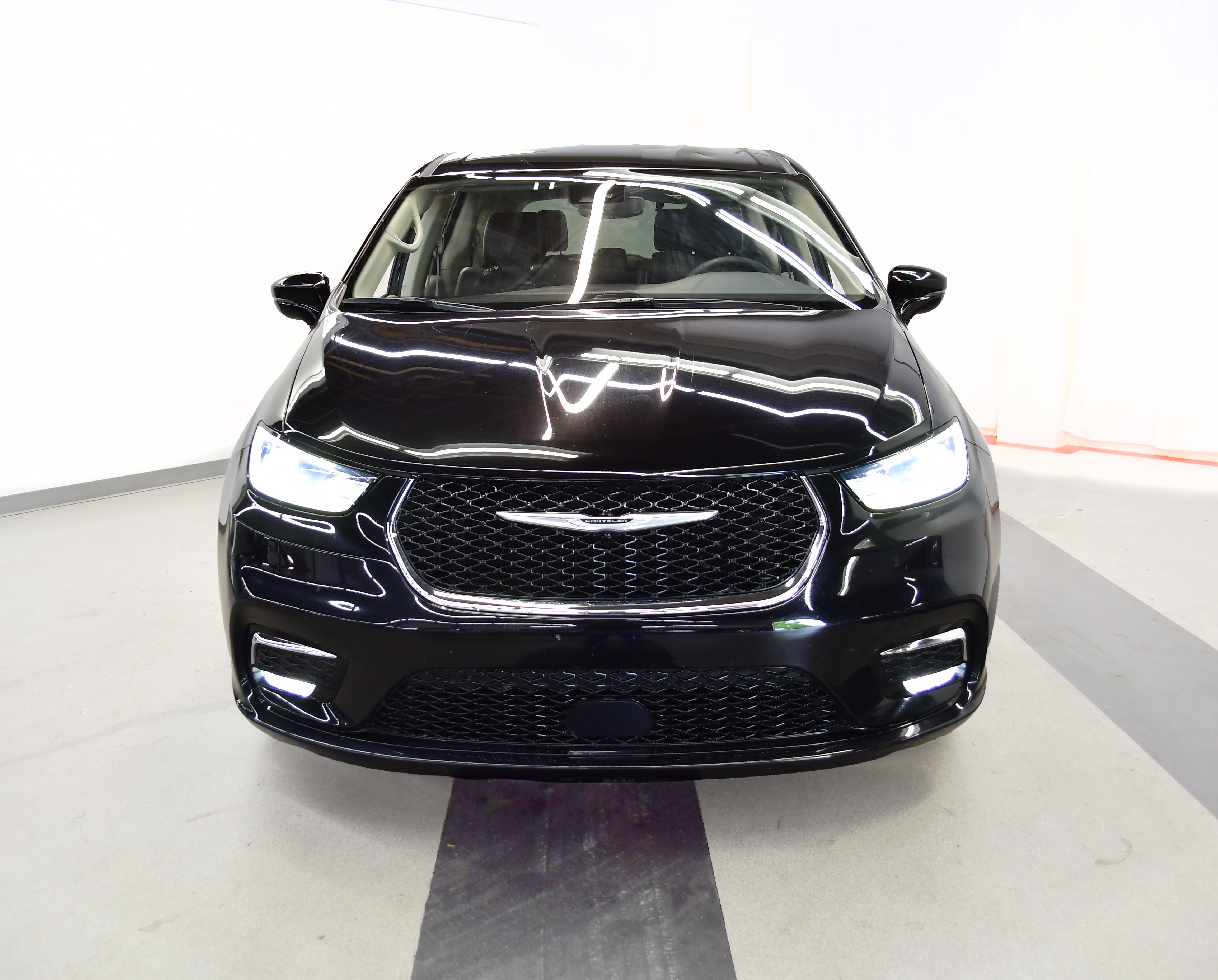 Used 2024 Chrysler Pacifica Limited FWD image 3