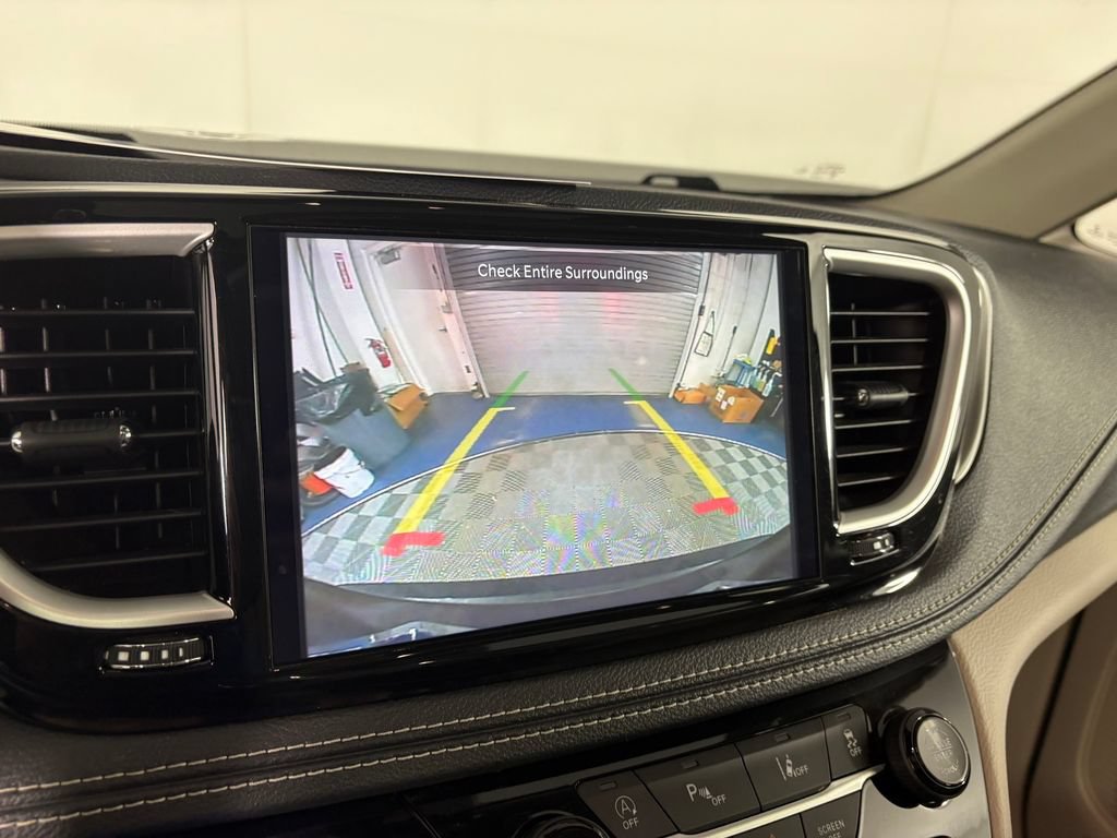 Used 2021 Chrysler Pacifica Touring-L AWD/4WD image 18