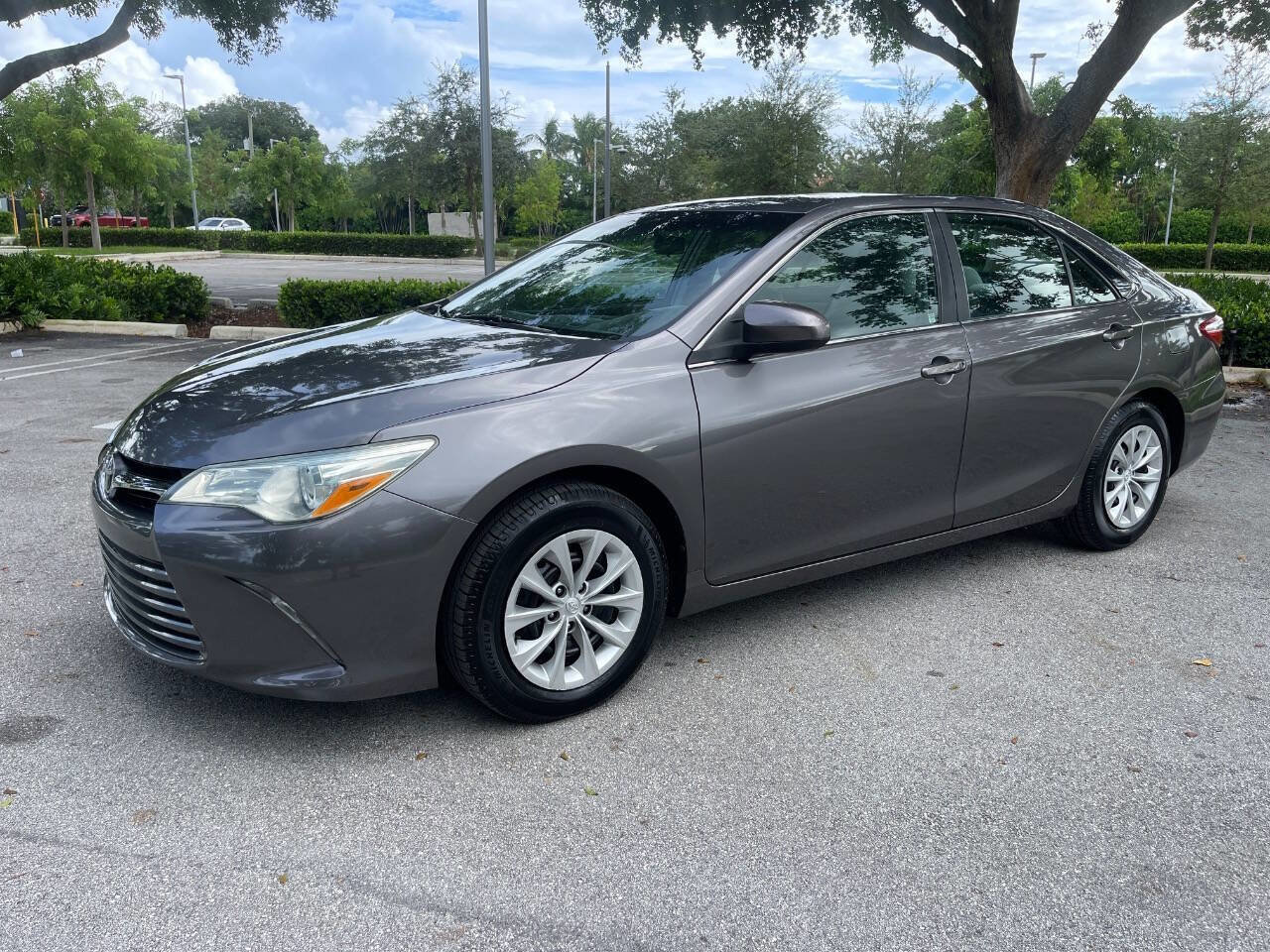 Used 2015 Toyota Camry LE image 2