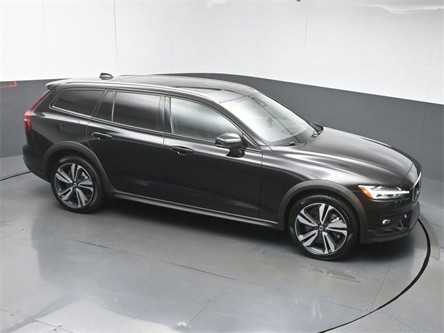 Used 2024 Volvo V60 B5 Cross Country Plus image 39