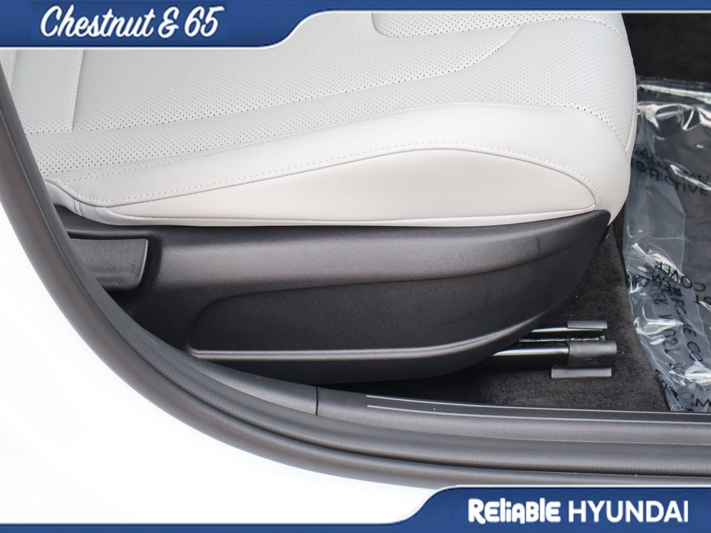 Certified 2025 Hyundai Elantra Limited FWD image 10