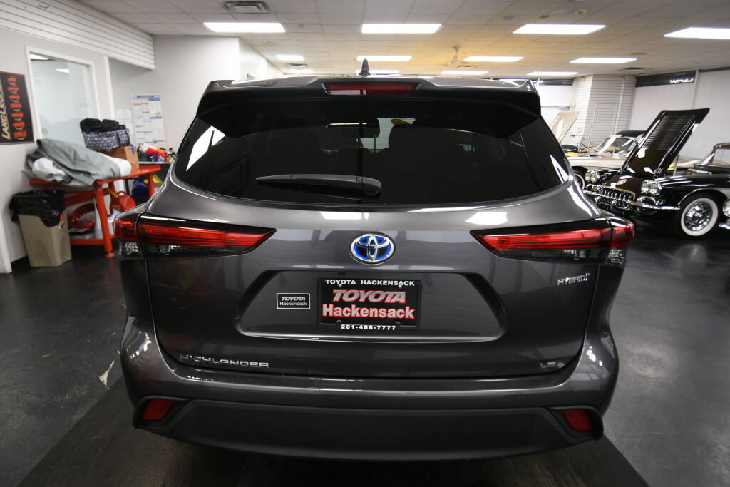 Used 2023 Toyota Highlander LE AWD/4WD image 7