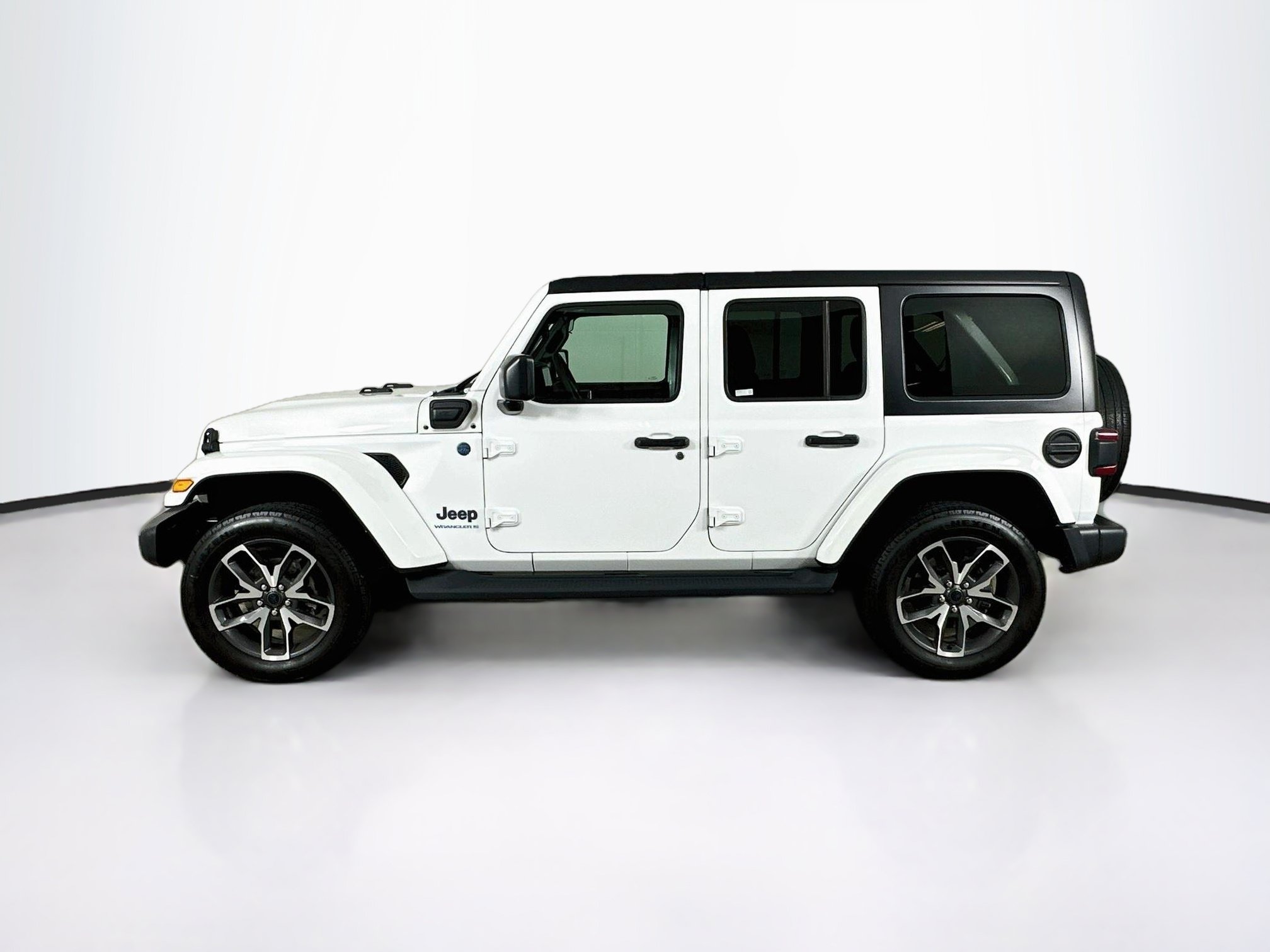Used 2024 Jeep Wrangler Unlimited w/ Convenience Group AWD/4WD image 4