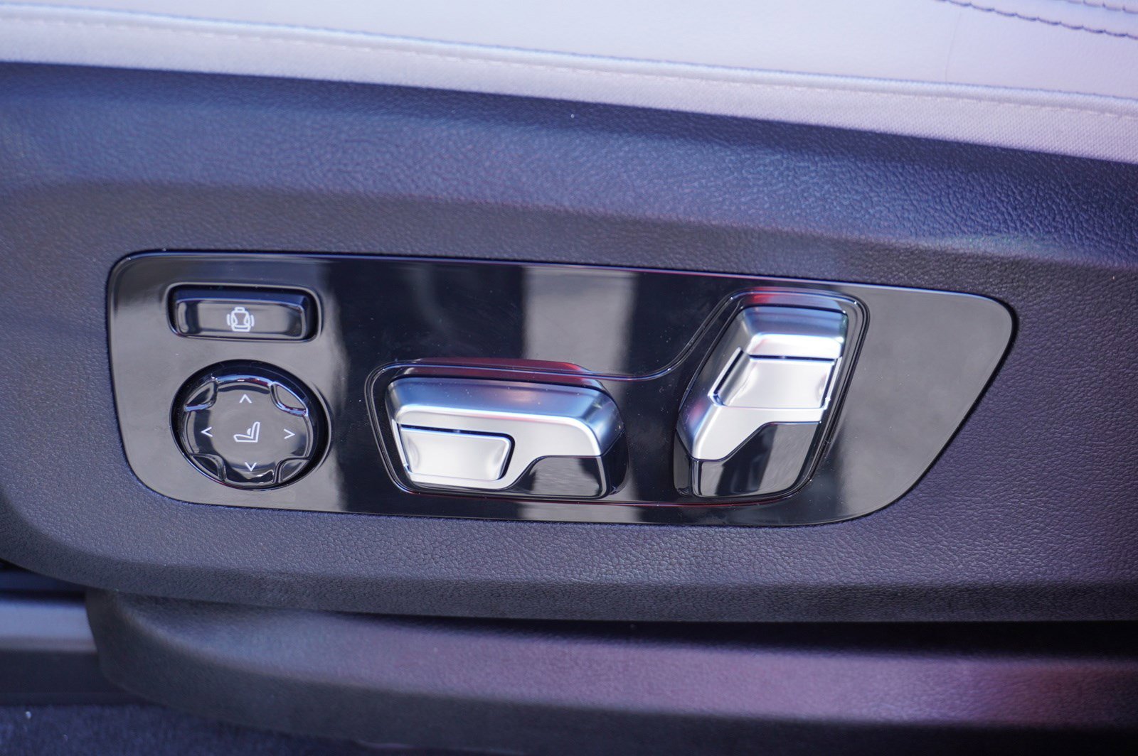 New 2025 BMW X7 xDrive40i w/ M Sport Package image 23