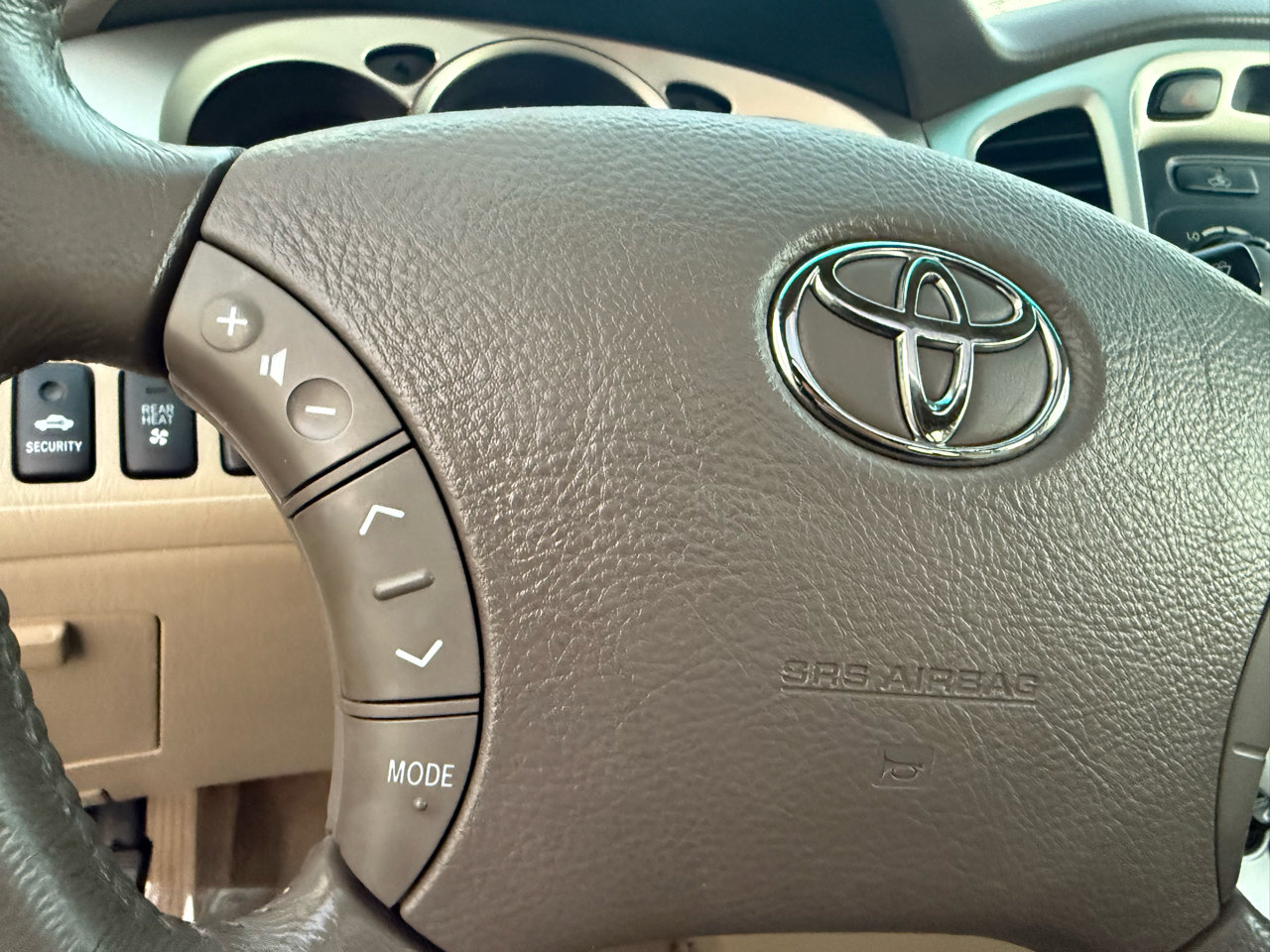 Used 2005 Toyota Highlander 4WD V6 w/ 3rd Row image 31