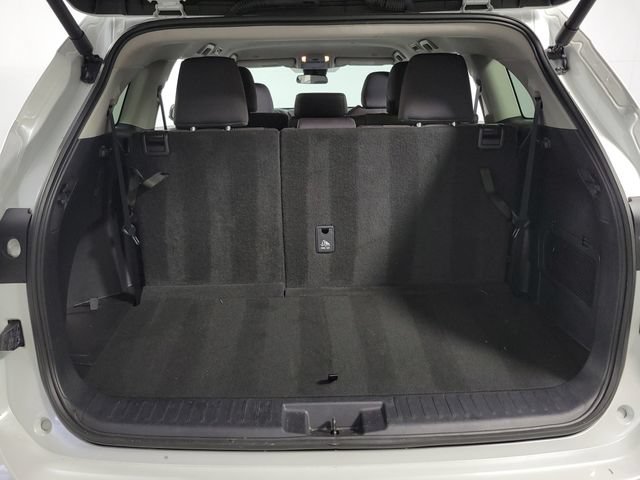 Used 2024 Toyota Highlander LE FWD image 28