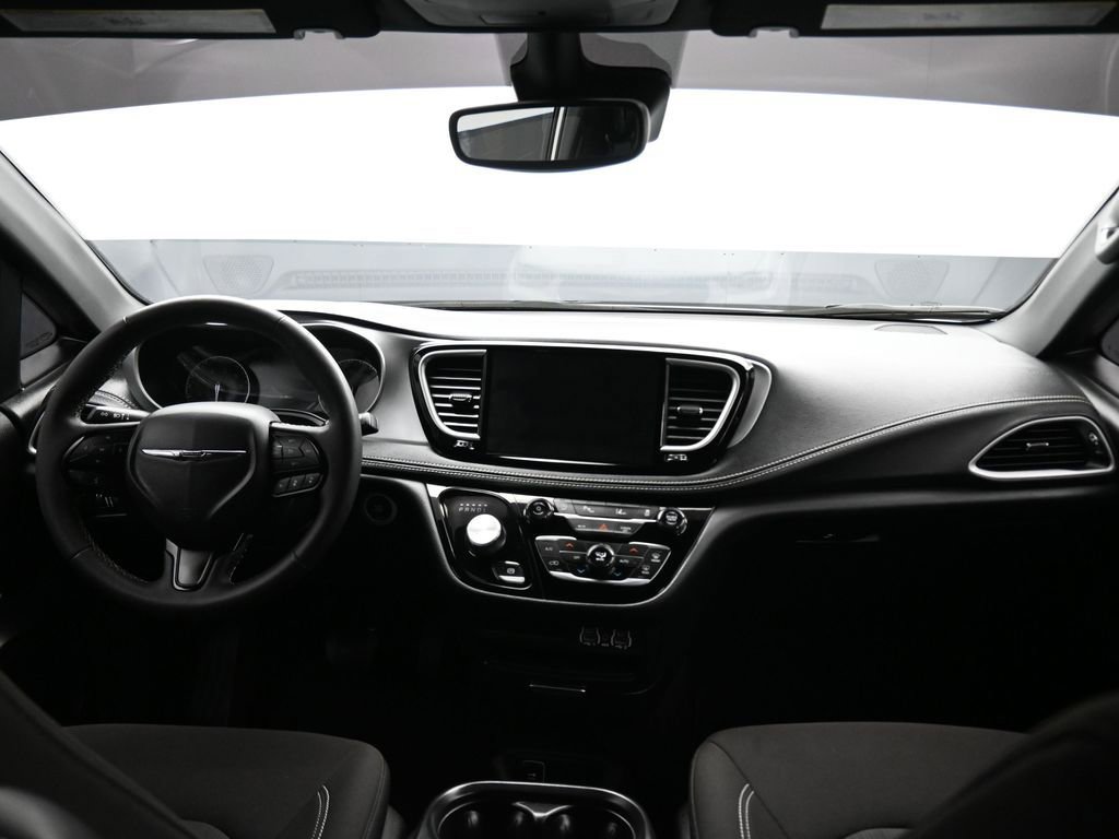 Used 2024 Chrysler Pacifica Touring FWD image 54