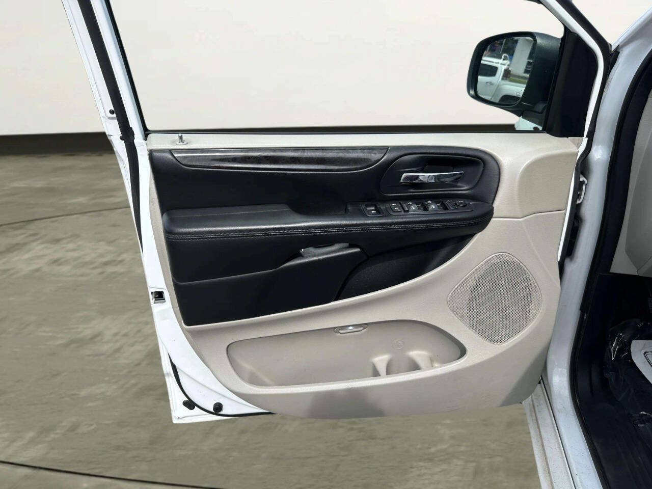Used 2017 Dodge Grand Caravan SE w/ Power Window Group FWD image 11