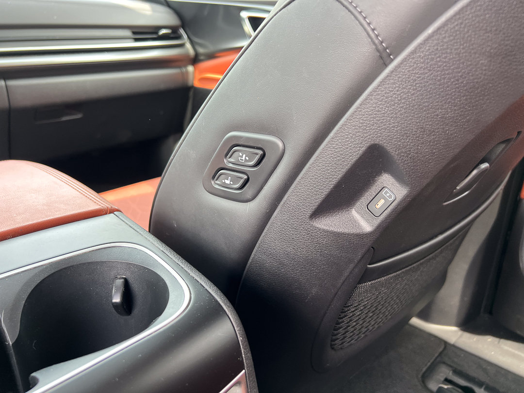 Used 2026 Kia Carnival SX w/ SX Dark Edition Package FWD image 31