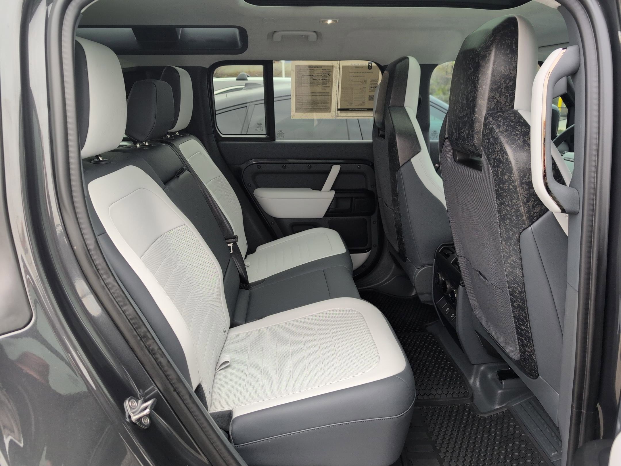 Used 2025 Land Rover Defender 110 image 27