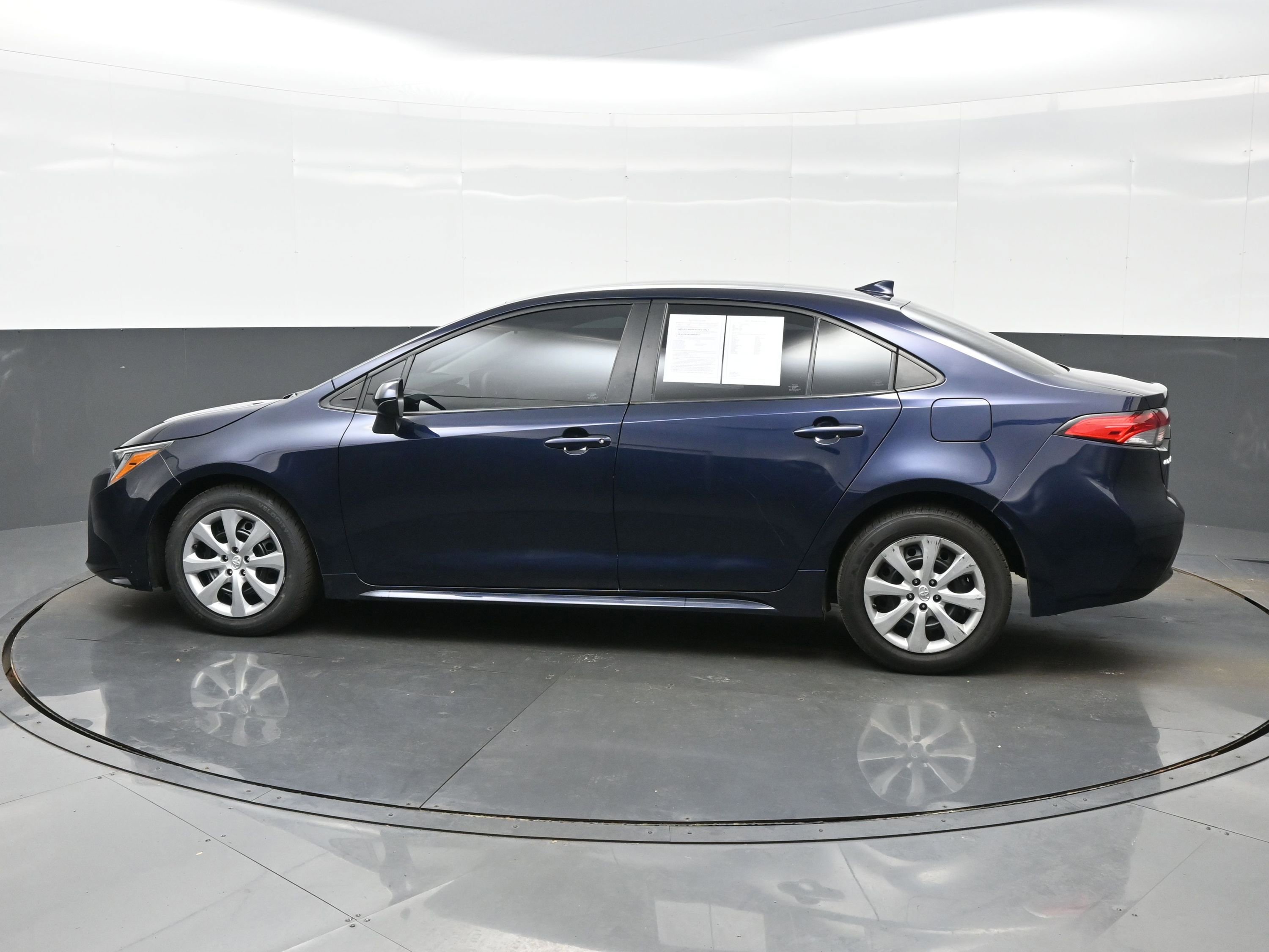Used 2022 Toyota Corolla LE FWD image 3
