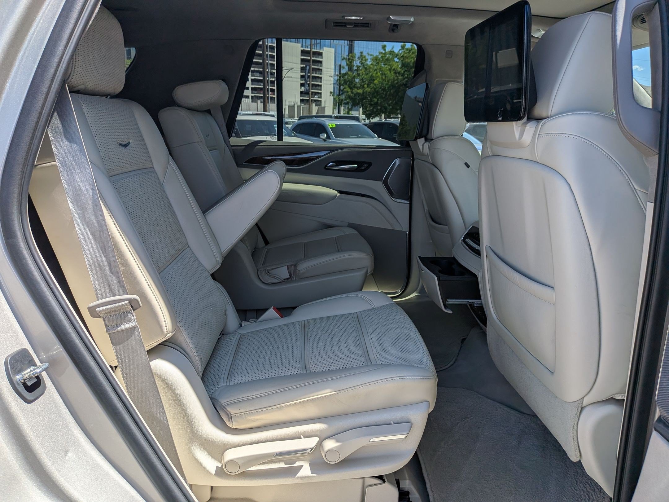Used 2021 Cadillac Escalade Premium Luxury Platinum AWD/4WD image 33