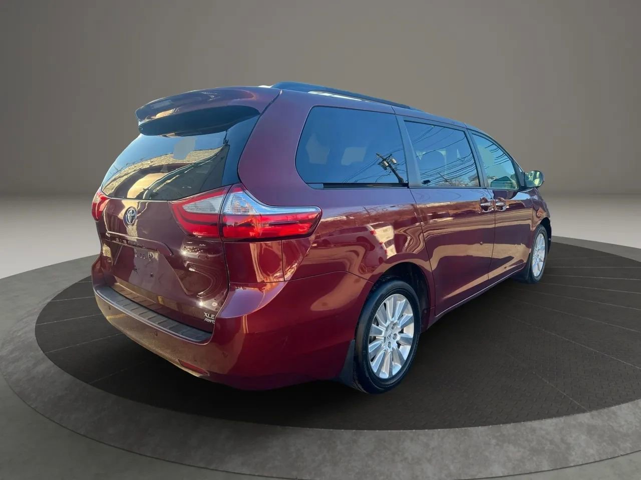 Used 2016 Toyota Sienna XLE w/ XLE Navigation Package AWD/4WD image 5