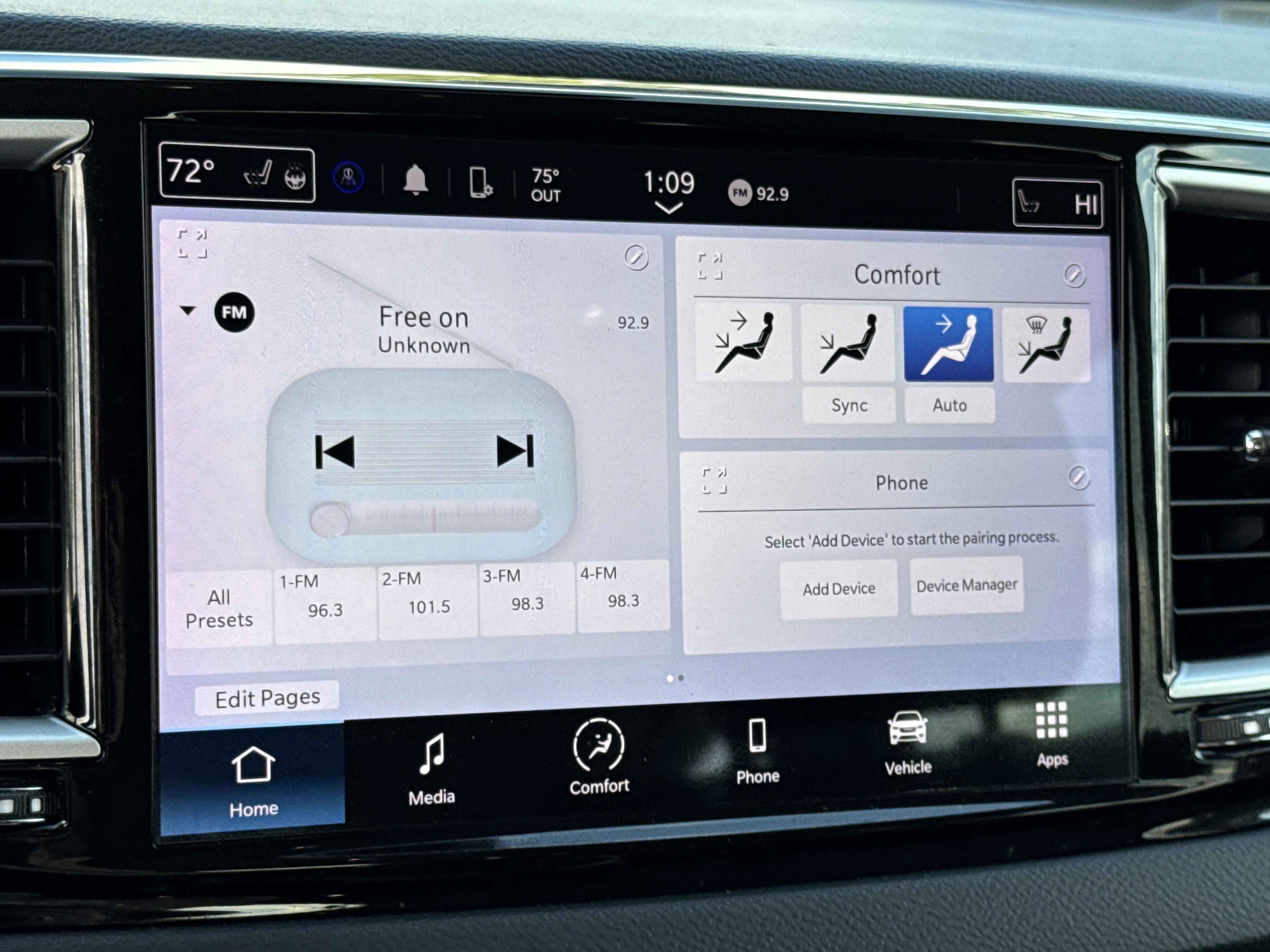 Used 2024 Chrysler Pacifica Touring-L image 29