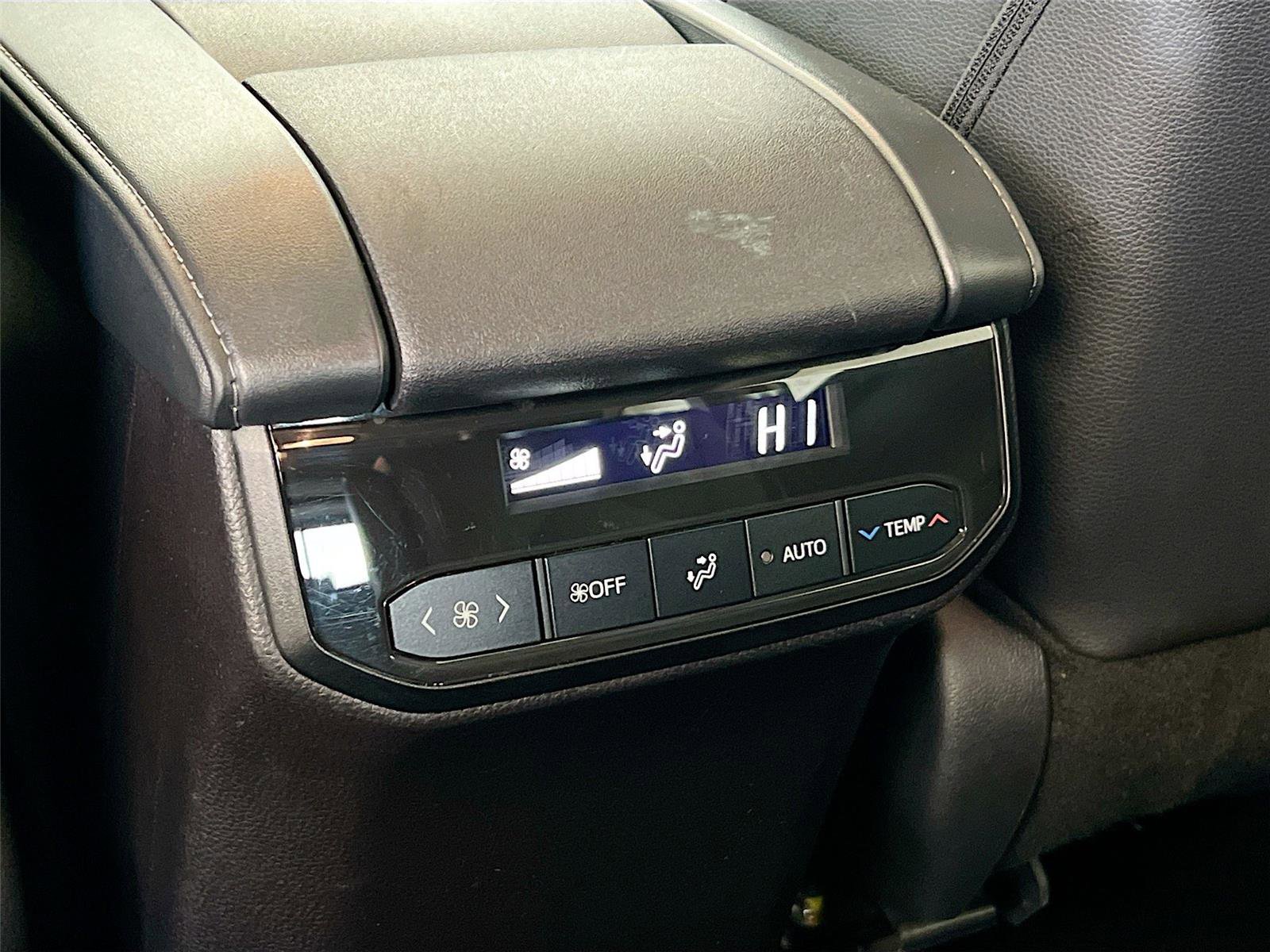 Used 2024 Toyota Highlander XLE image 29