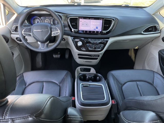 Used 2024 Chrysler Pacifica Touring-L FWD image 9