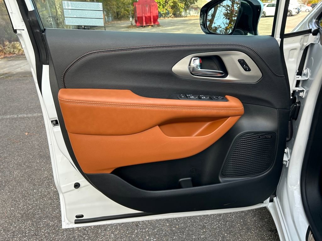 Used 2026 Chrysler Pacifica Pinnacle image 12