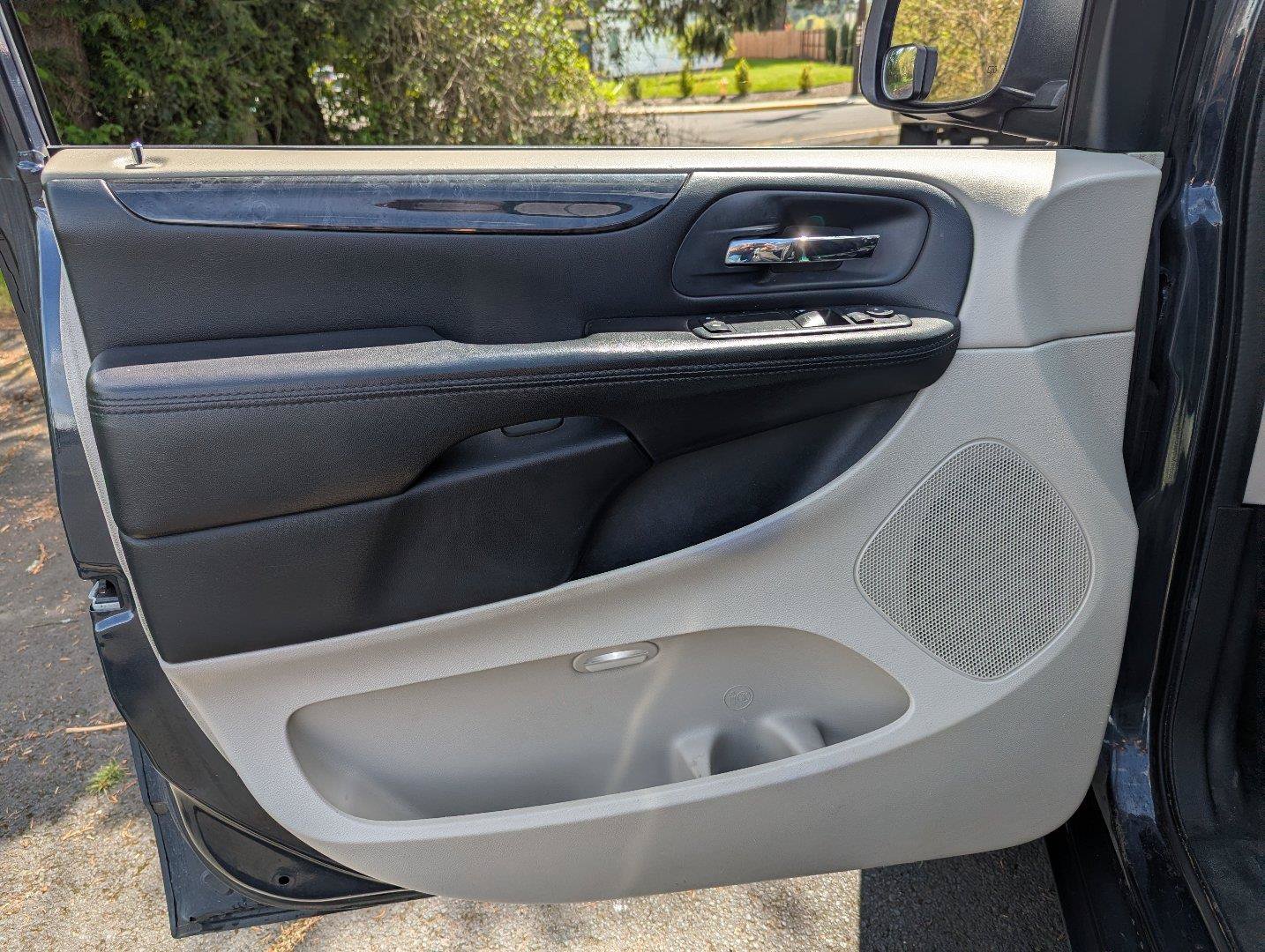 Used 2013 Dodge Grand Caravan American Value Package w/ UConnect Hands-Free Group FWD image 10