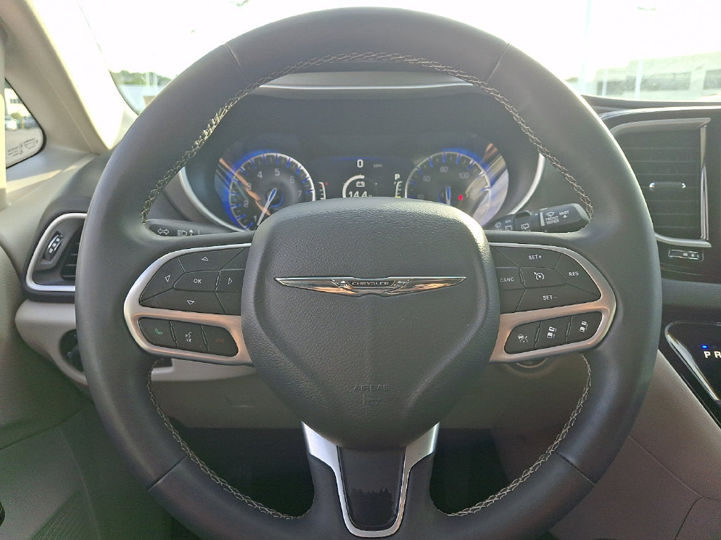 Used 2024 Chrysler Pacifica Touring-L FWD image 18