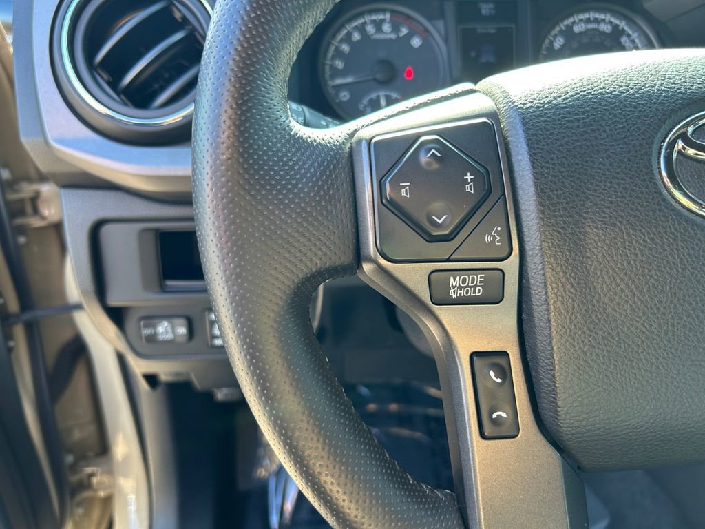 Used 2016 Toyota Tacoma TRD Off-Road AWD/4WD image 15