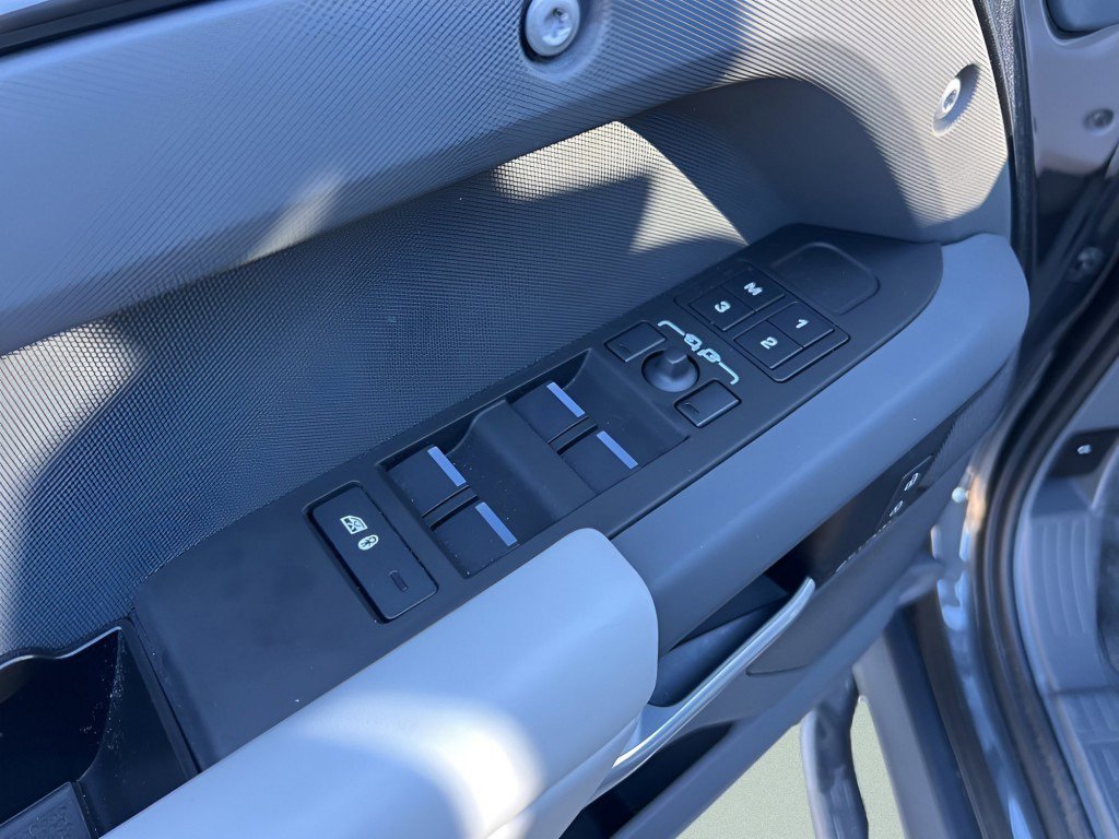 Used 2025 Land Rover Defender 110 S image 21