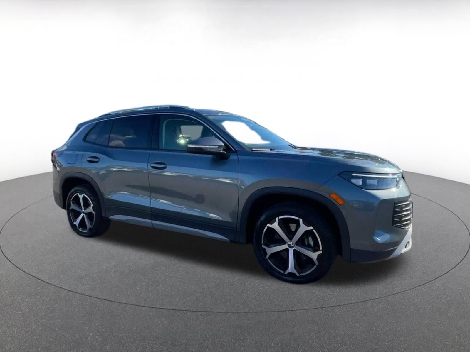Used 2026 Volkswagen Tiguan SE AWD/4WD image 2