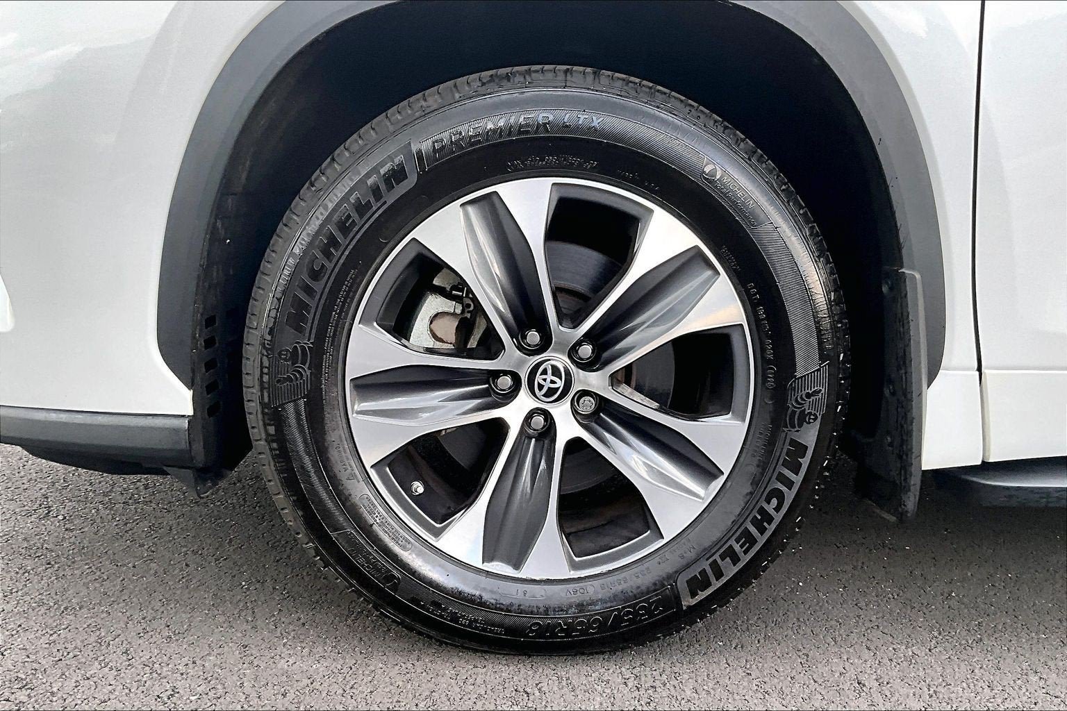 Used 2023 Toyota Highlander XLE AWD/4WD image 9