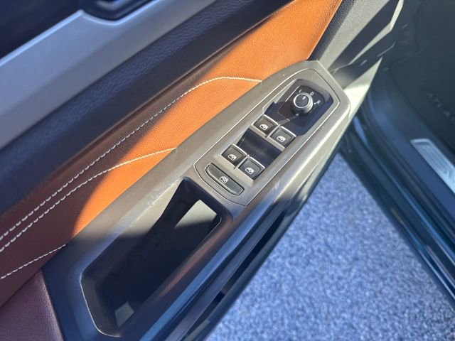 Certified 2022 Volkswagen Atlas SE w/ Black Wheel Package image 12