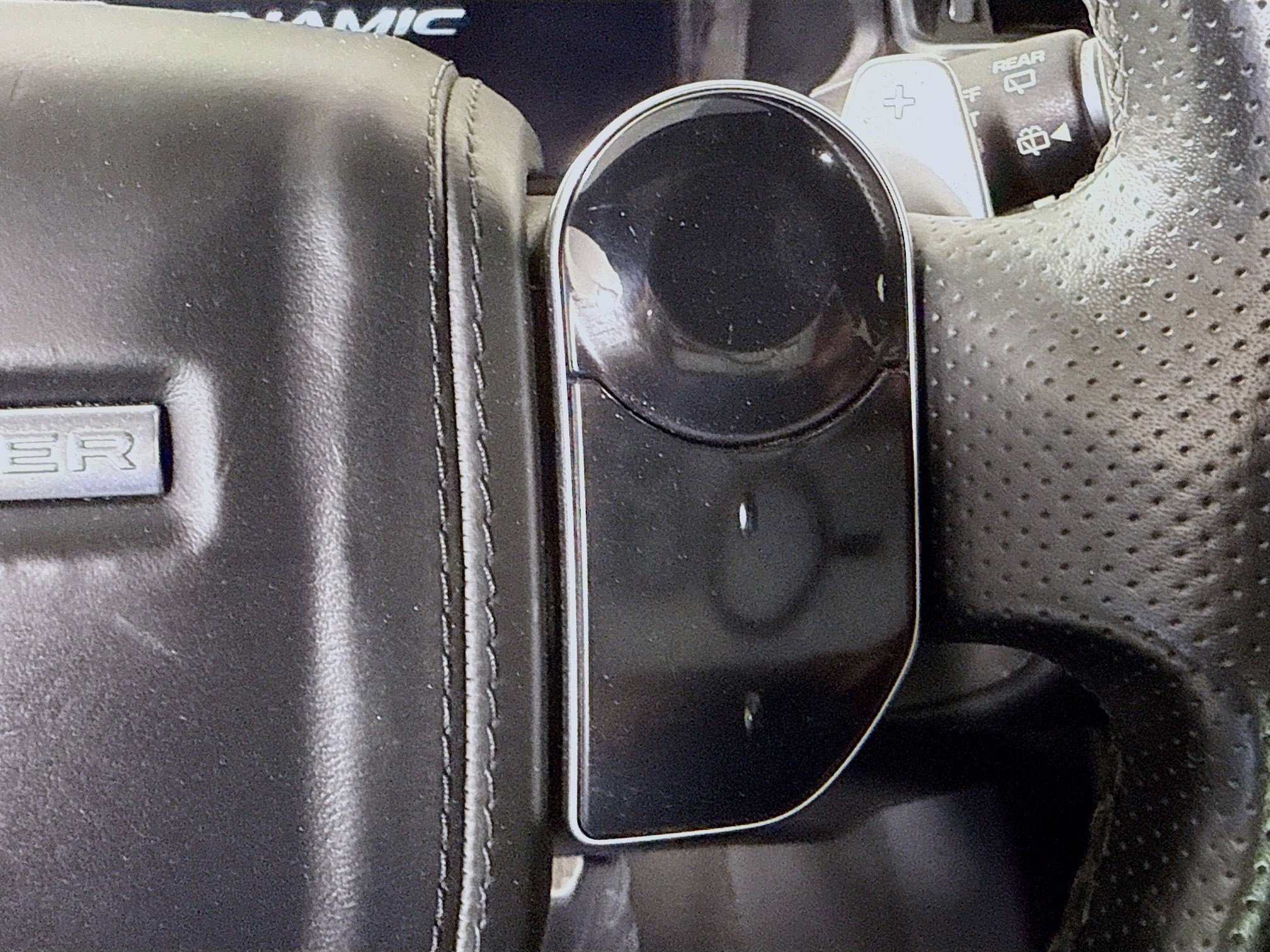 Used 2018 Land Rover Range Rover Velar R-Dynamic SE image 15