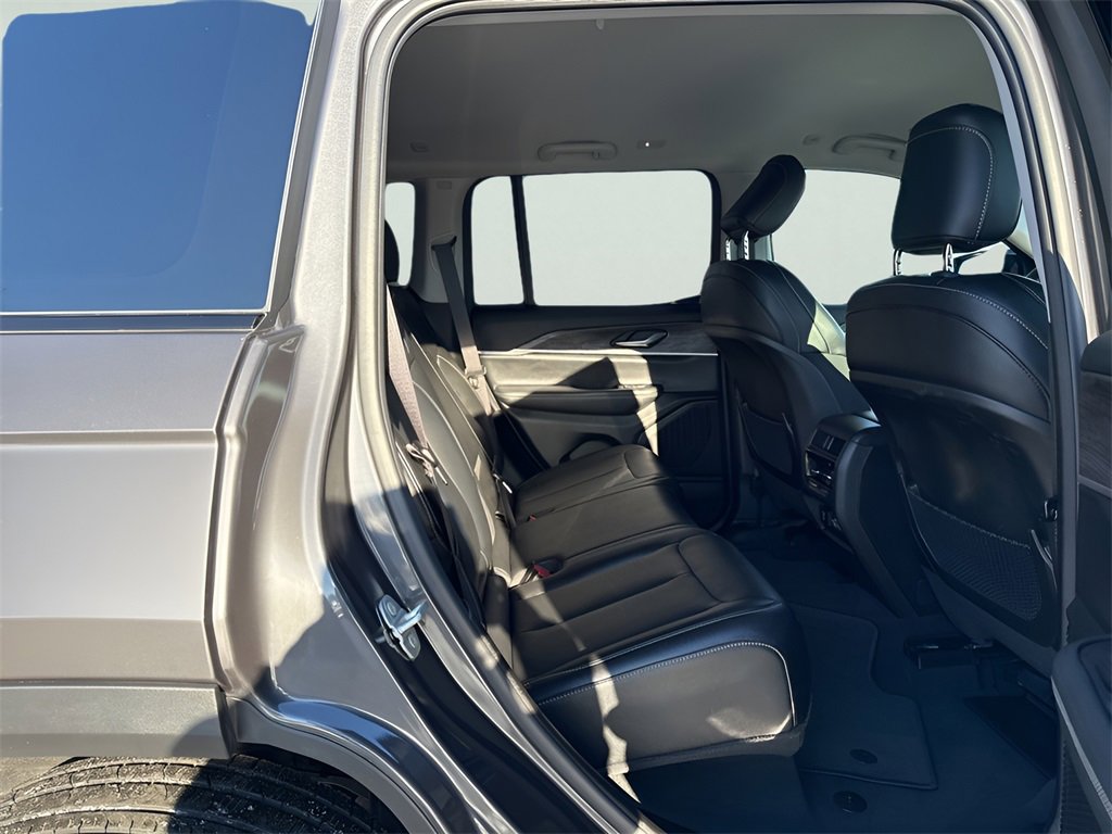 Used 2023 Jeep Grand Cherokee Limited w/ Black Appearance Package image 11