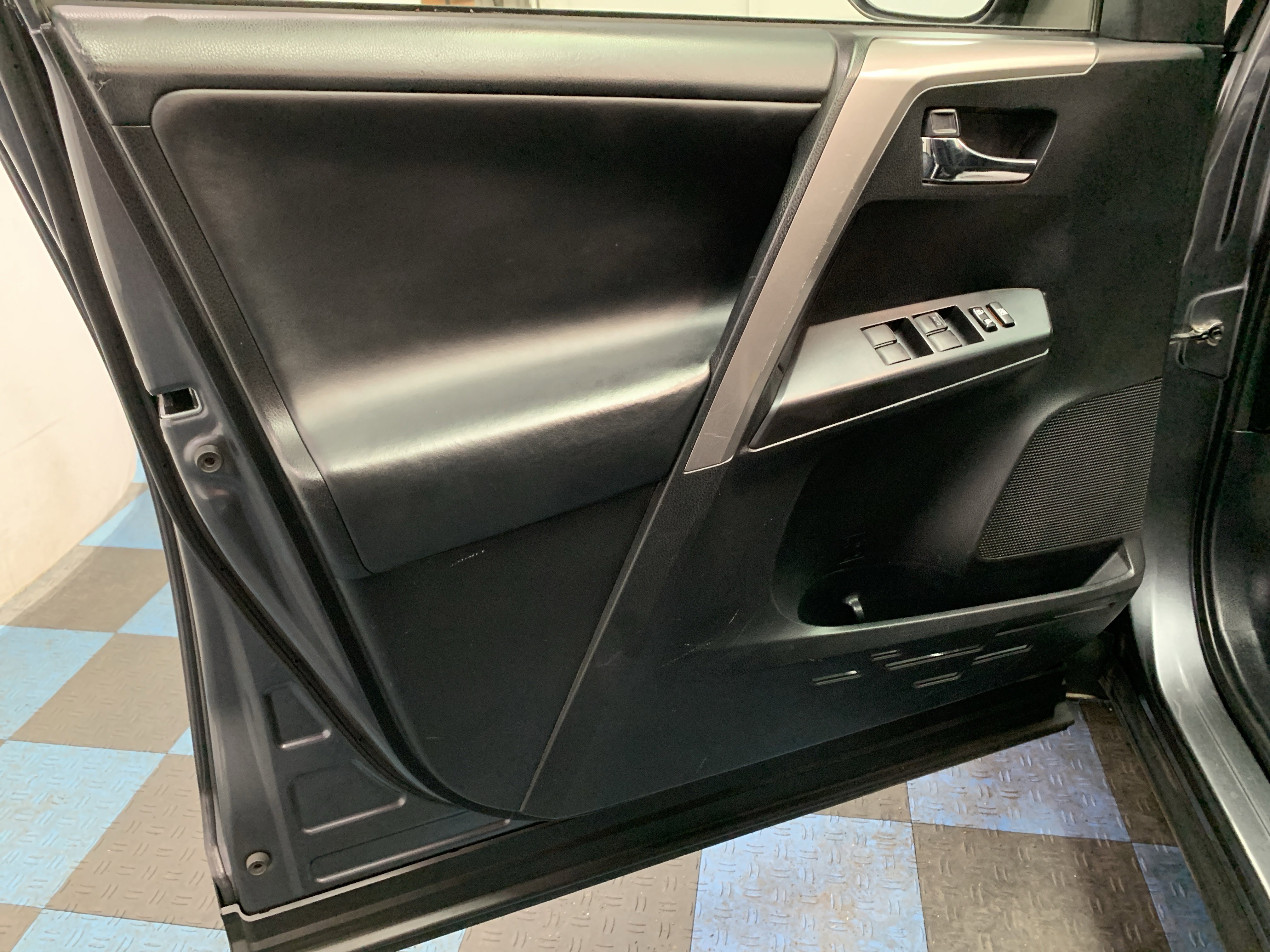 Used 2018 Toyota RAV4 XLE w/ Convenience Package AWD/4WD image 11