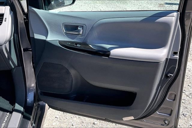 Used 2020 Toyota Sienna XLE w/ XLE Navigation Package FWD image 24
