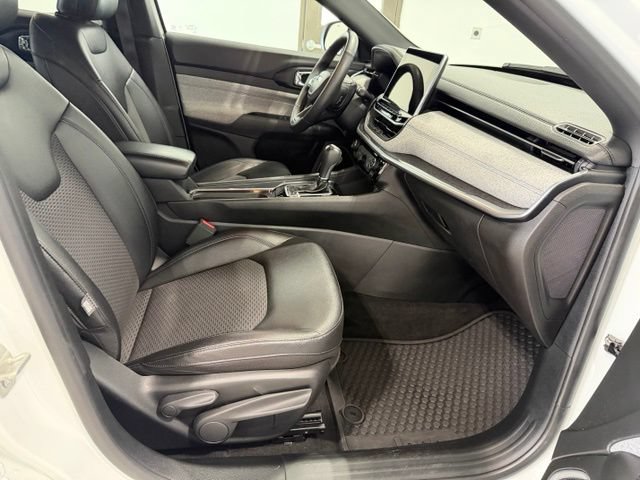 Used 2024 Jeep Compass Latitude w/ Convenience Group AWD/4WD image 23