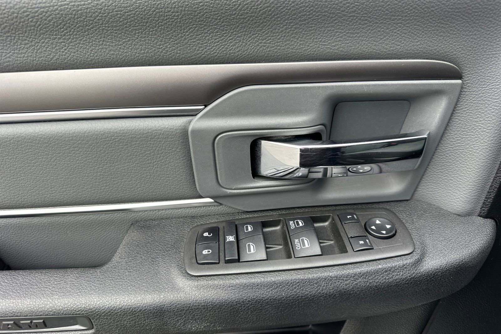Used 2022 RAM 1500 Classic SLT RWD image 13
