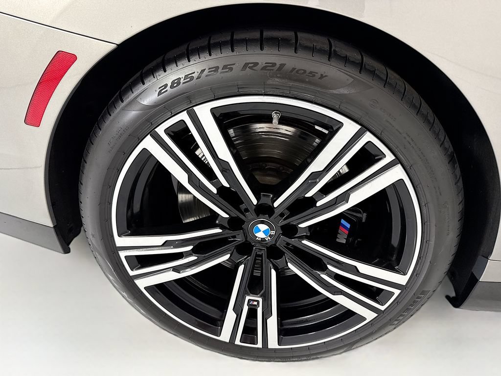 Used 2023 BMW 760i xDrive AWD/4WD image 32