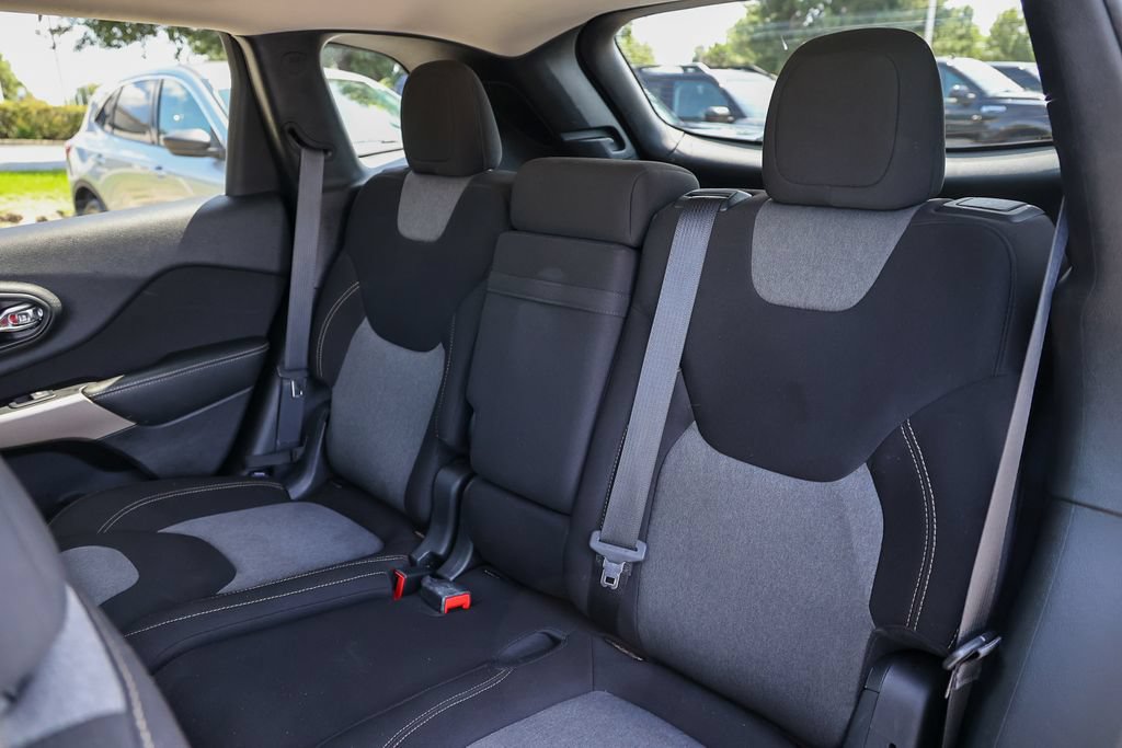 Used 2018 Jeep Cherokee Latitude w/ Altitude Package FWD image 31