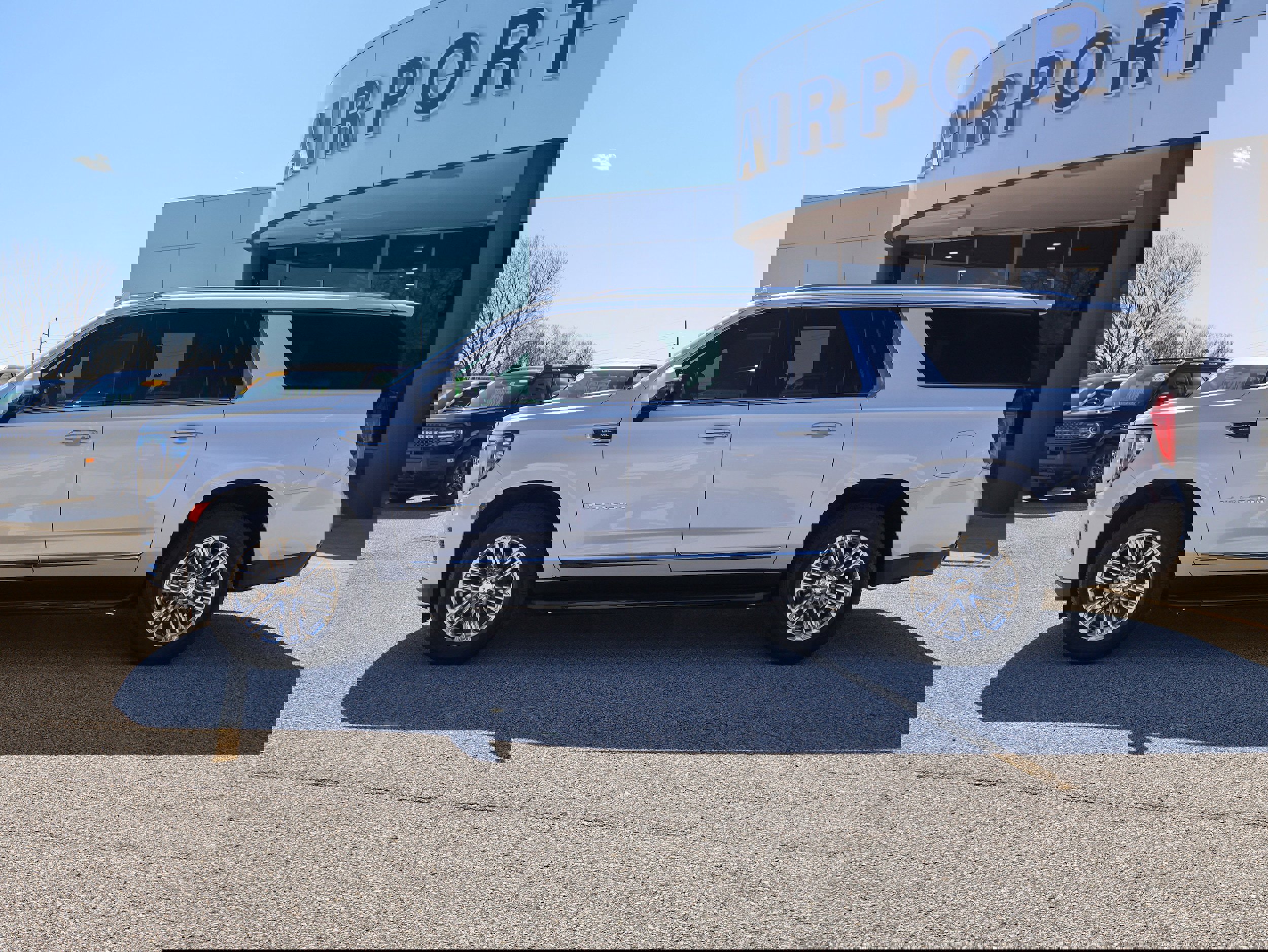 Used 2022 GMC Yukon XL SLT w/ SLT Premium Package image 2