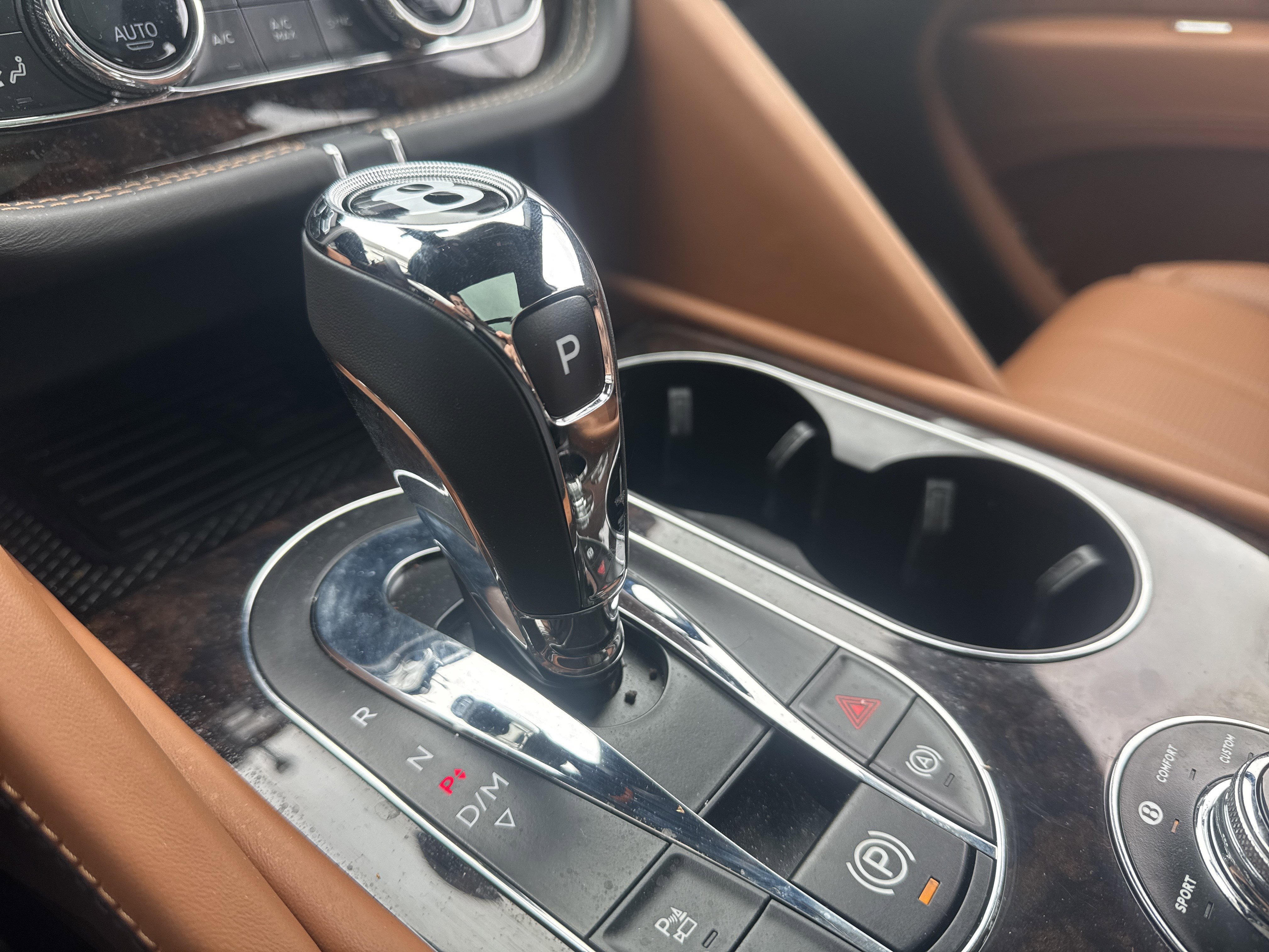 Used 2024 Bentley Bentayga Extended Wheelbase image 17