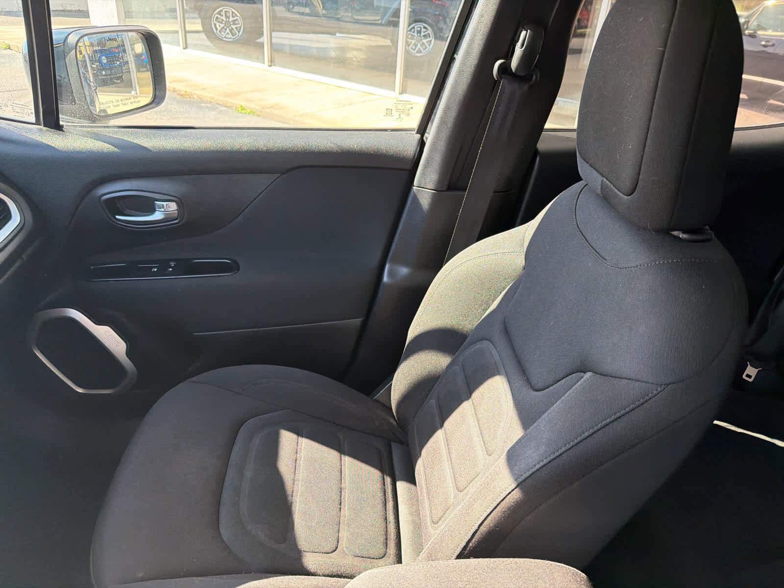 Used 2018 Jeep Renegade Latitude image 29