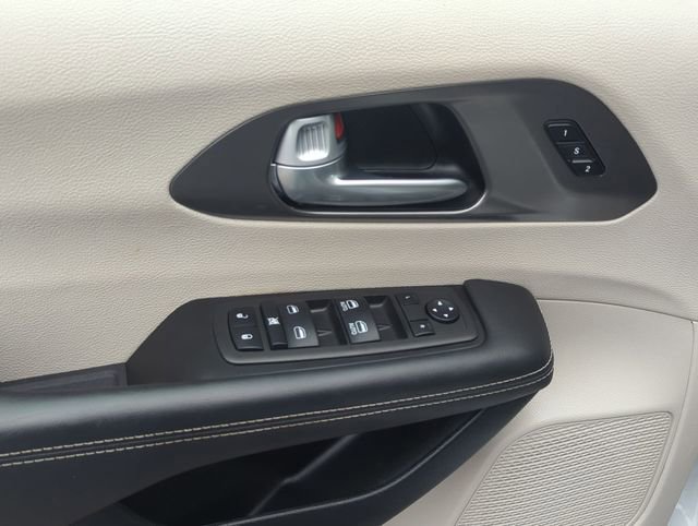 Used 2024 Chrysler Pacifica Touring-L image 13