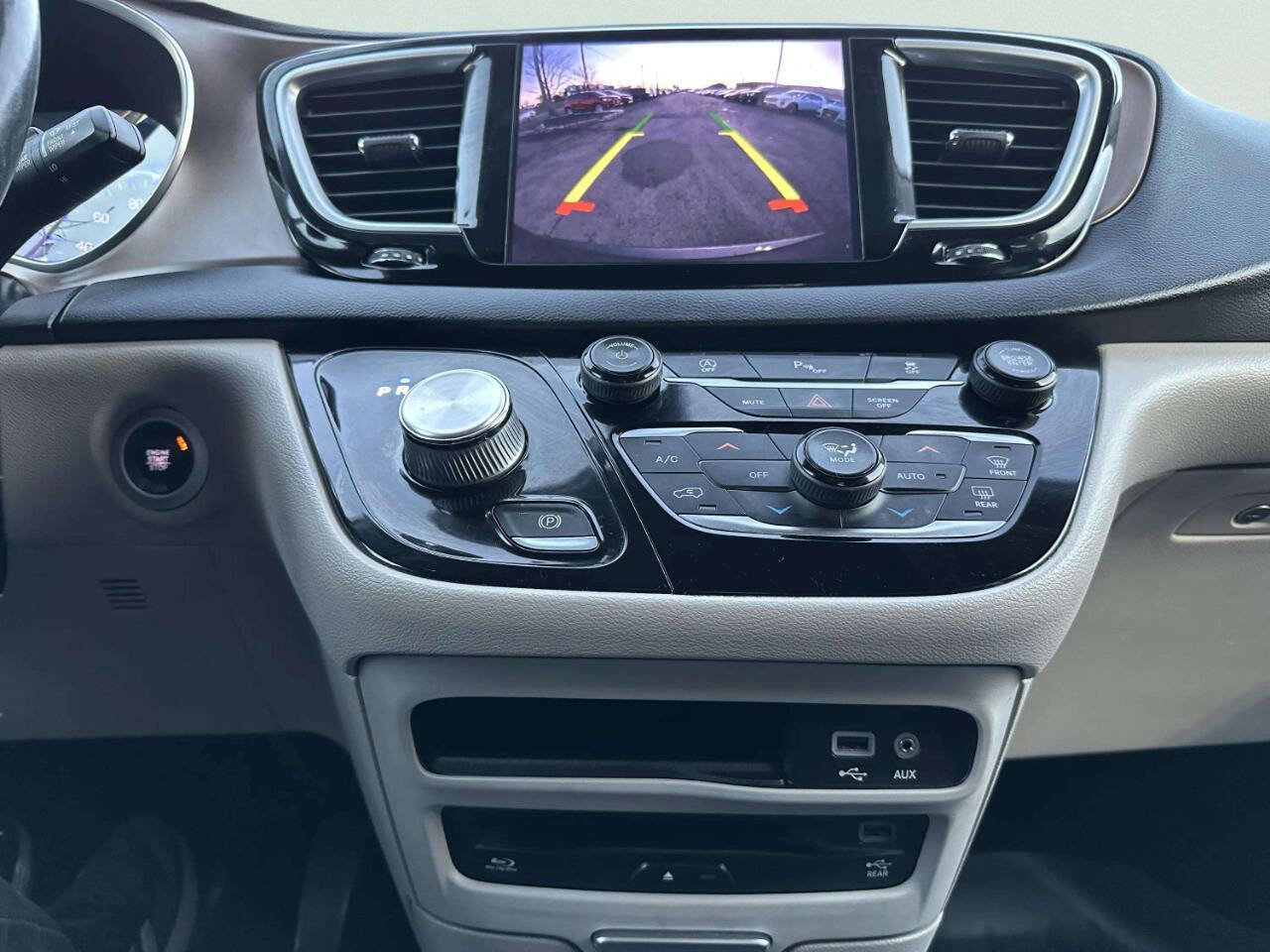 Used 2018 Chrysler Pacifica Touring-L Plus w/ Tire & Wheel Group image 18