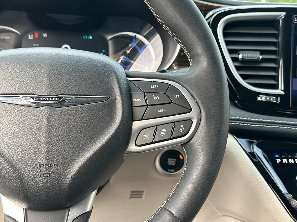 Used 2023 Chrysler Pacifica Limited FWD image 4