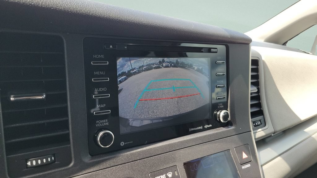Used 2020 Toyota Sienna LE FWD image 17