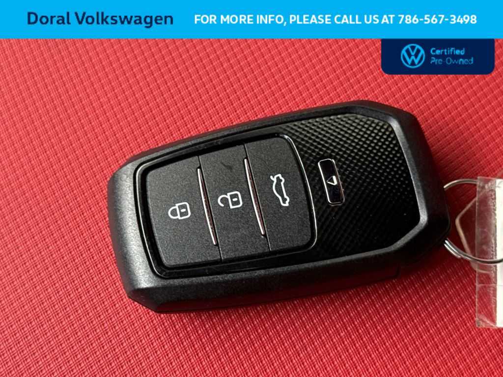 Used 2025 Chevrolet Equinox EV RS FWD image 28