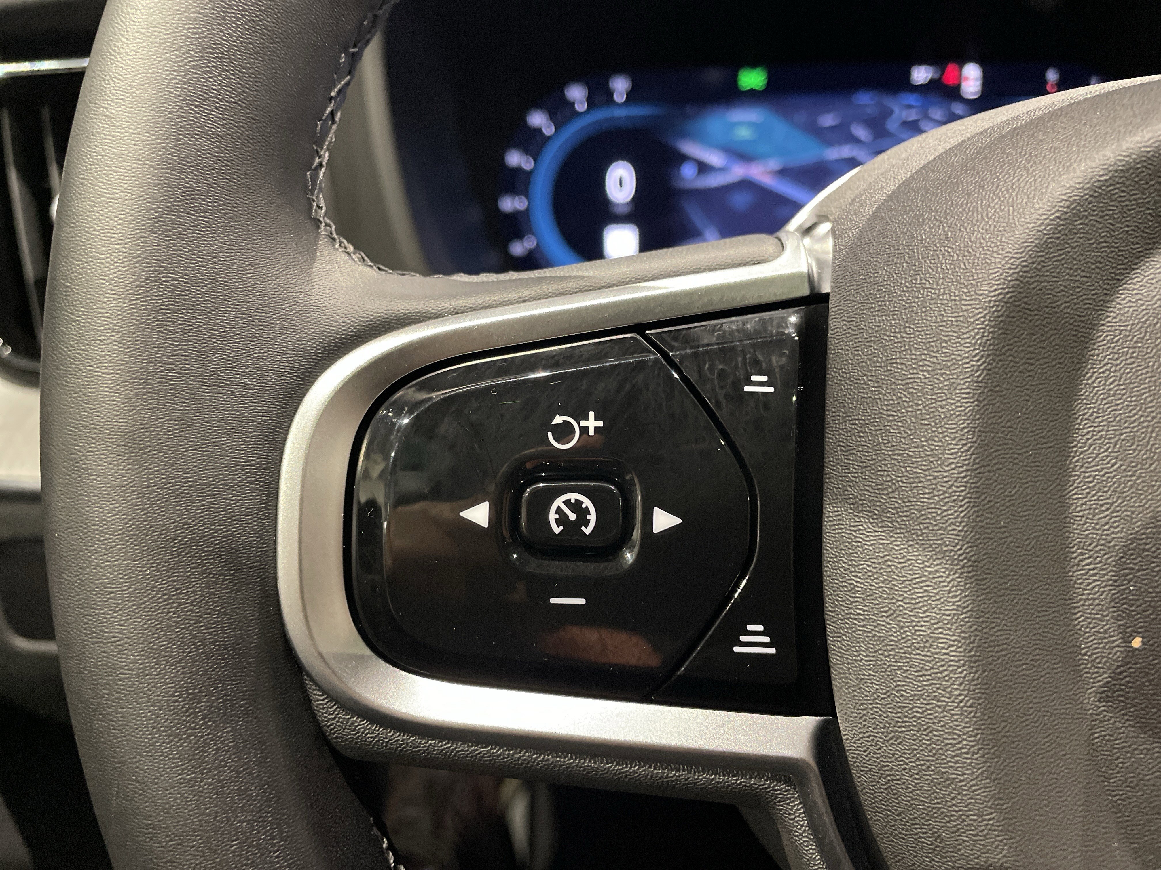 Used 2025 Volvo XC60 B5 Plus image 20