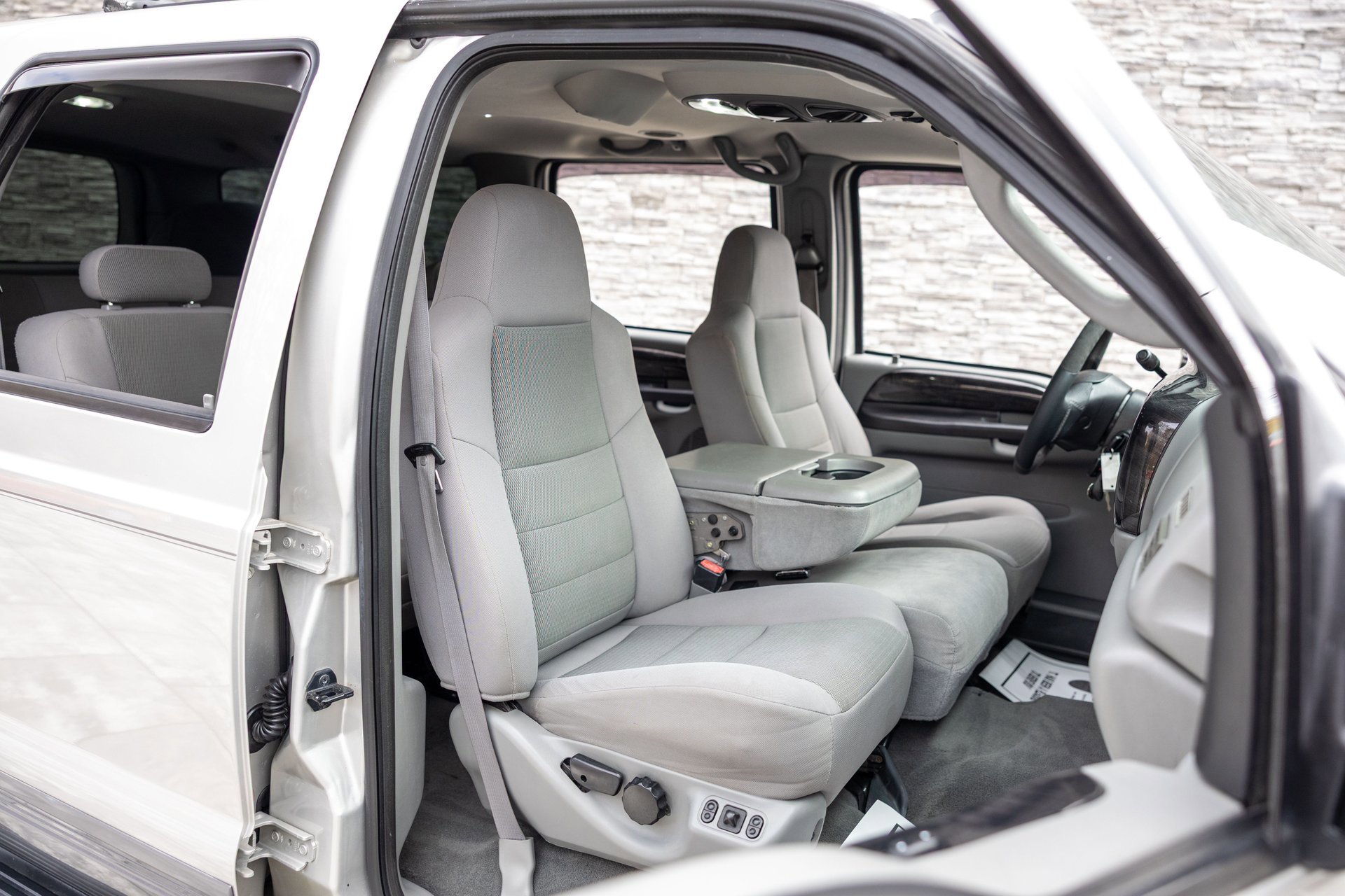 Used 2005 Ford Excursion XLS image 39