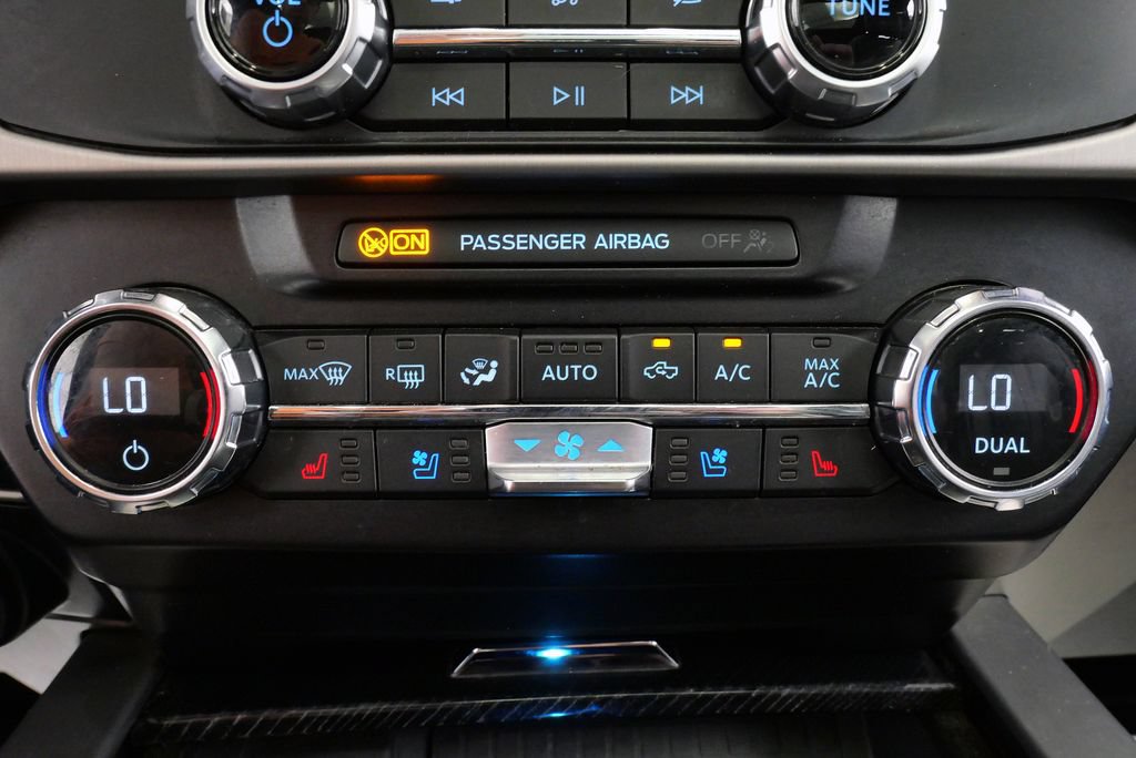 Used 2022 Ford F350 Platinum w/ Tremor Off-Road Package AWD/4WD image 33