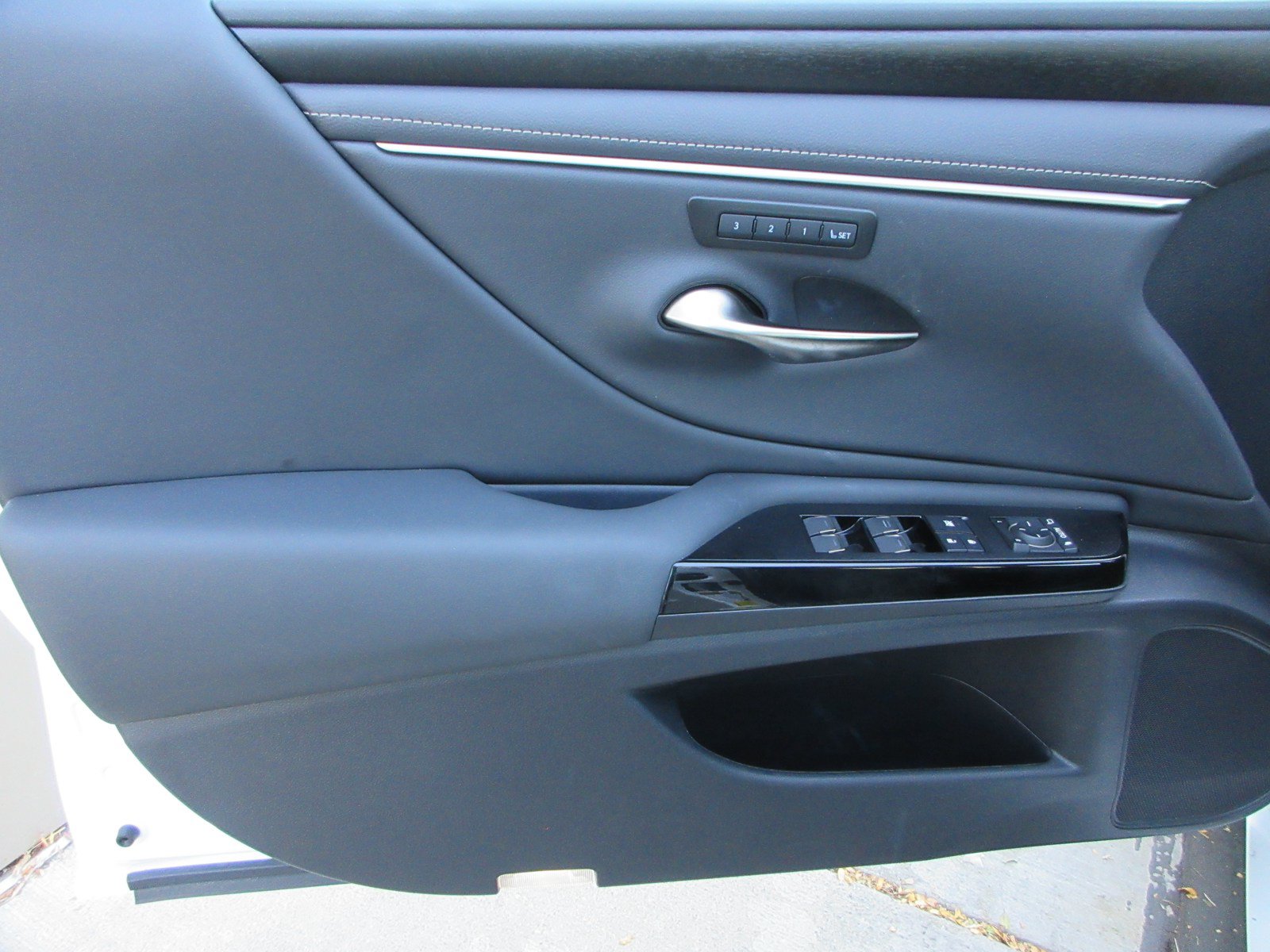 Used 2025 Lexus ES 350 w/ Premium Package FWD image 26